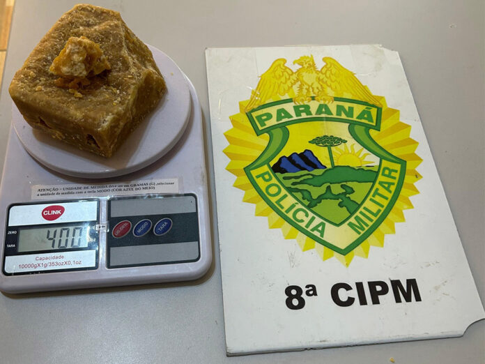 PM prende homem com 400 gramas de crack em ônibus em Imbituva PM prende homem com 400 gramas de crack em ônibus em Imbituva