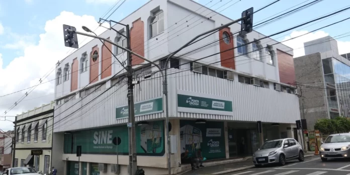 Ponta Grossa inicia semana com mais de 500 vagas de emprego disponíveis Ponta Grossa inicia semana com mais de 500 vagas de emprego disponíveis
