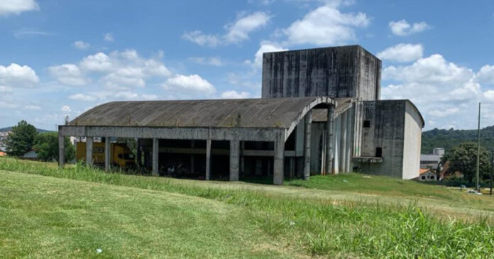 Prefeitura empenha R$ 450 mil e promete R$ 30 milhões para teatro abandonado Prefeitura empenha R$ 450 mil e promete R$ 30 milhões para teatro abandonado