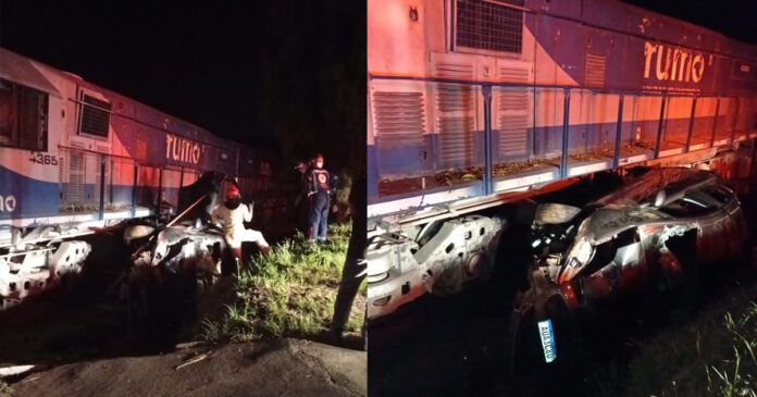 Trem atinge carro em Irati e motorista foge após colisão Trem atinge carro em Irati e motorista foge após colisão