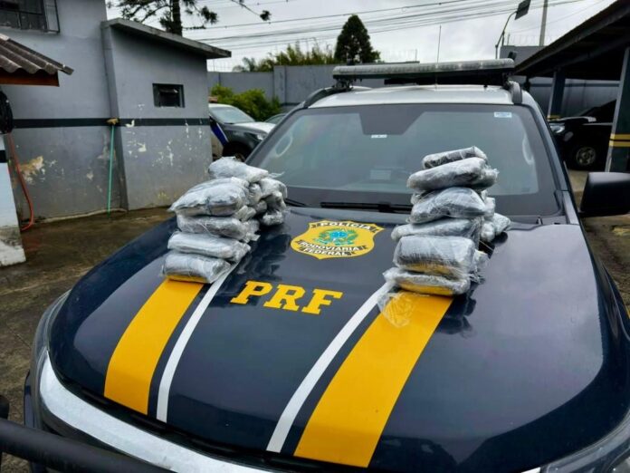 PRF apreende maconha dry em Irati escondida em fundo falso de carro PRF apreende maconha dry em Irati escondida em fundo falso de carro