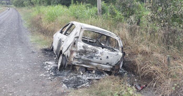 Corpo carbonizado é achado em carro queimado e causa alerta na região